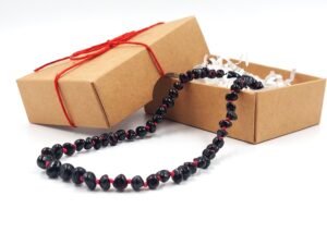 Vyšnių spalvos gintaro karoliai