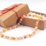 Nepoliruoto medaus spalvos karoliai su kvarcu